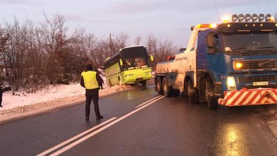 На Львівщині автобус злетів з траси (ВІДЕО)