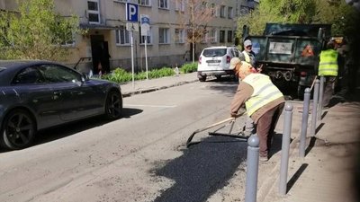У Львові латають ями (ФОТО)