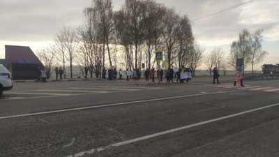 На Львівщині працівники психіатричної лікарні перекрили трасу (ФОТО)