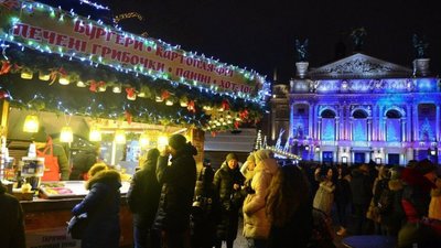 Як у Львові після трагедії на ярмарку працює святкова торгівля (ФОТОГАЛЕРЕЯ)