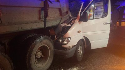 На Київщині маршрутка із пасажирами влетіла у вантажівку (ФОТО)