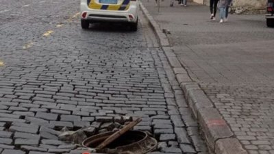 У Львові на Городоцькій підтопило люк (ФОТО)