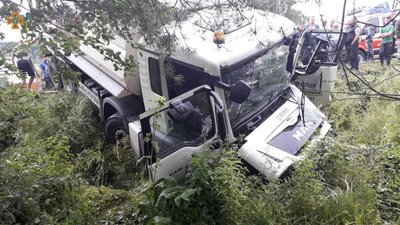 На Львівщині вантажівка злетіла з траси (ФОТО)