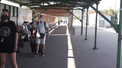 Кабмін запізно заборонив пробне ЗНО: прикордонники звітують про абітурієнтів на КПВВ (ФОТО)