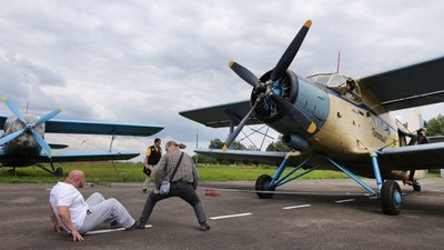 Львівський стронгмен Олег Скавиш заради безпритульних тварин зубами тягнув «залізного птаха»