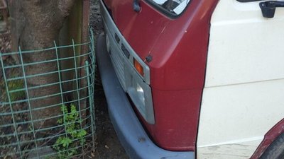 У Львові автомобіль скотився через дорогу і в’їхав у дерево (ФОТО)