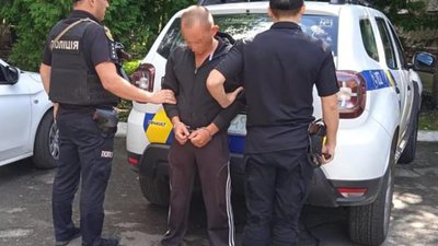 Занадто повільно переходив дорогу – у Львові пасажир автомобіля завдав пішоходу двох ударів ножем у спину