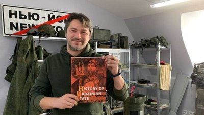 Сергій Притула відправив Ілону Маску книгу з історії України