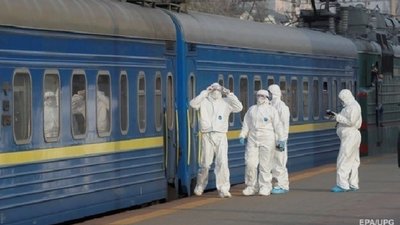 П'ять спецпоїздів Укрзалізниці вивезуть понад 3000 людей з "червоних зон"