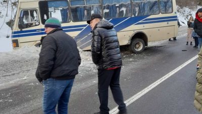На Львівщині маршрутка не розминулась із автомобілем (ФОТО)