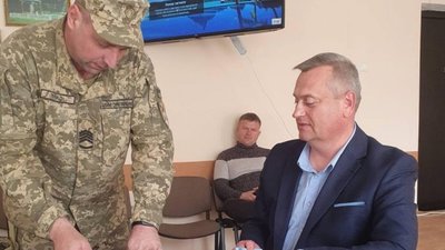 На Тернопільщині депутатам вручили повістки під час сесії (ВІДЕО)