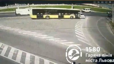 Як у Львові водії комунального перевізника Садового порушують правила дорожнього руху (ВІДЕО)