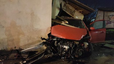 На Львівщині автомобіль влетів у будинок (ФОТО)