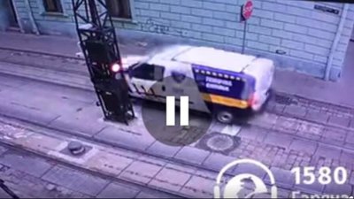 У центрі Львова автомобіль зіткнувся з болардом (ВІДЕО)