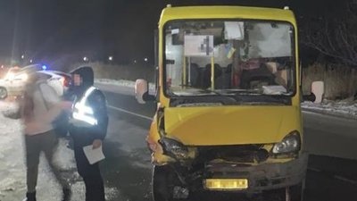 На Львівщині 17-річний хлопець без прав за кермом "BMW" влетів у маршрутку