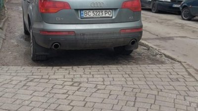 У Львові водій запаркувався на тротуарі (ФОТО)