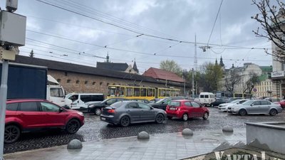 У центрі Львова ускладнений рух транспорту (ФОТО)