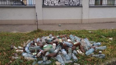 У Дрогобичі з колектора дістали гору пластикових пляшок (ФОТО)