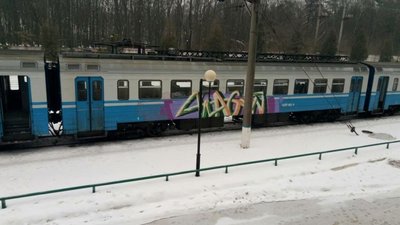 На станції Трускавець уночі вандали розмалювали вагони електропоїзда