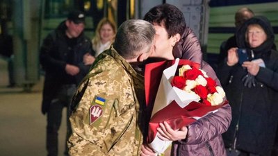 У Львові залізничник освідчився коханій на вокзалі після повернення з фронту