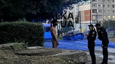 У Франківську голий чоловік гуляв вулицею