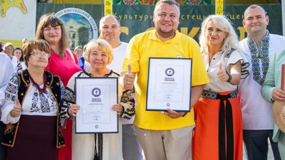 Деревʼяне намисто завдовжки 37 метрів: один із районів Львівщини встановив рекорд України