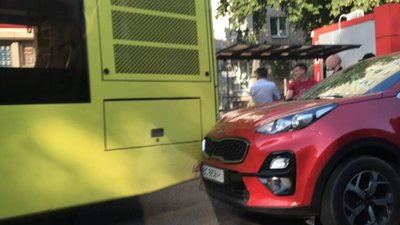 У Львові маршрутка не розминулась із автомобілем (ФОТО)
