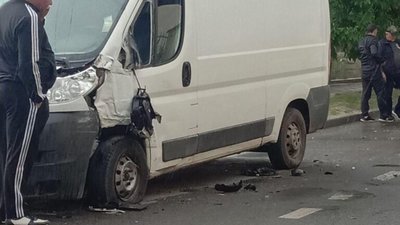 У Львові не розминулись два мікроавтобуси (ФОТО)