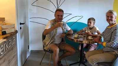 Поїхав у турне: Садовий фотографується із мешканцями Рівненщини (ФОТО)