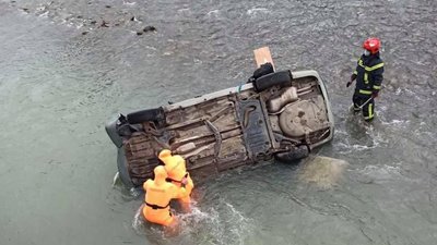 На Львівщині автомобіль злетів у річку: є загиблий і травмовані (ФОТО)