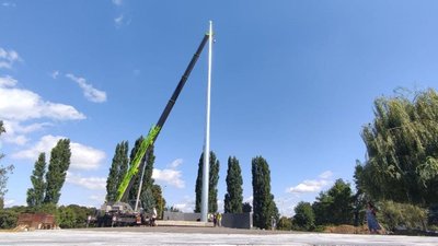 В Ужгороді похилився флагшток за шість мільйонів (ФОТО)