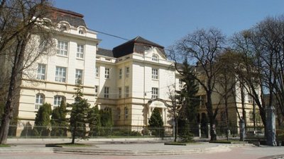 У Львові на дівчину впав шматок ліпнини з будівлі медуніверситету