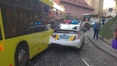 У центрі Львова аварія: в ДТП потрапили автомобіль поліції з маршруткою (ФОТО)