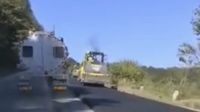 На Ужоцькому перевалі ремонтують дорогу (ВІДЕО)