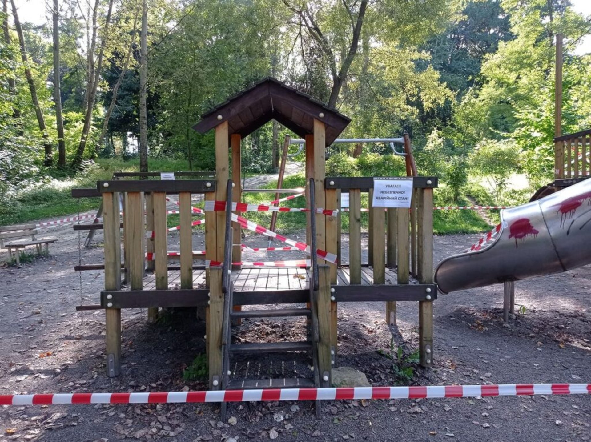 У Парку культури та відпочинку ім. Б. Хмельницького немає коштів на ремонт дитячого майданчику, фото адміністрації парку