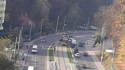 На Стуса сталося зіткнення трамваю з позашляховиком (ФОТО)