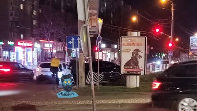 У Львові автомобіль врізався у паркан