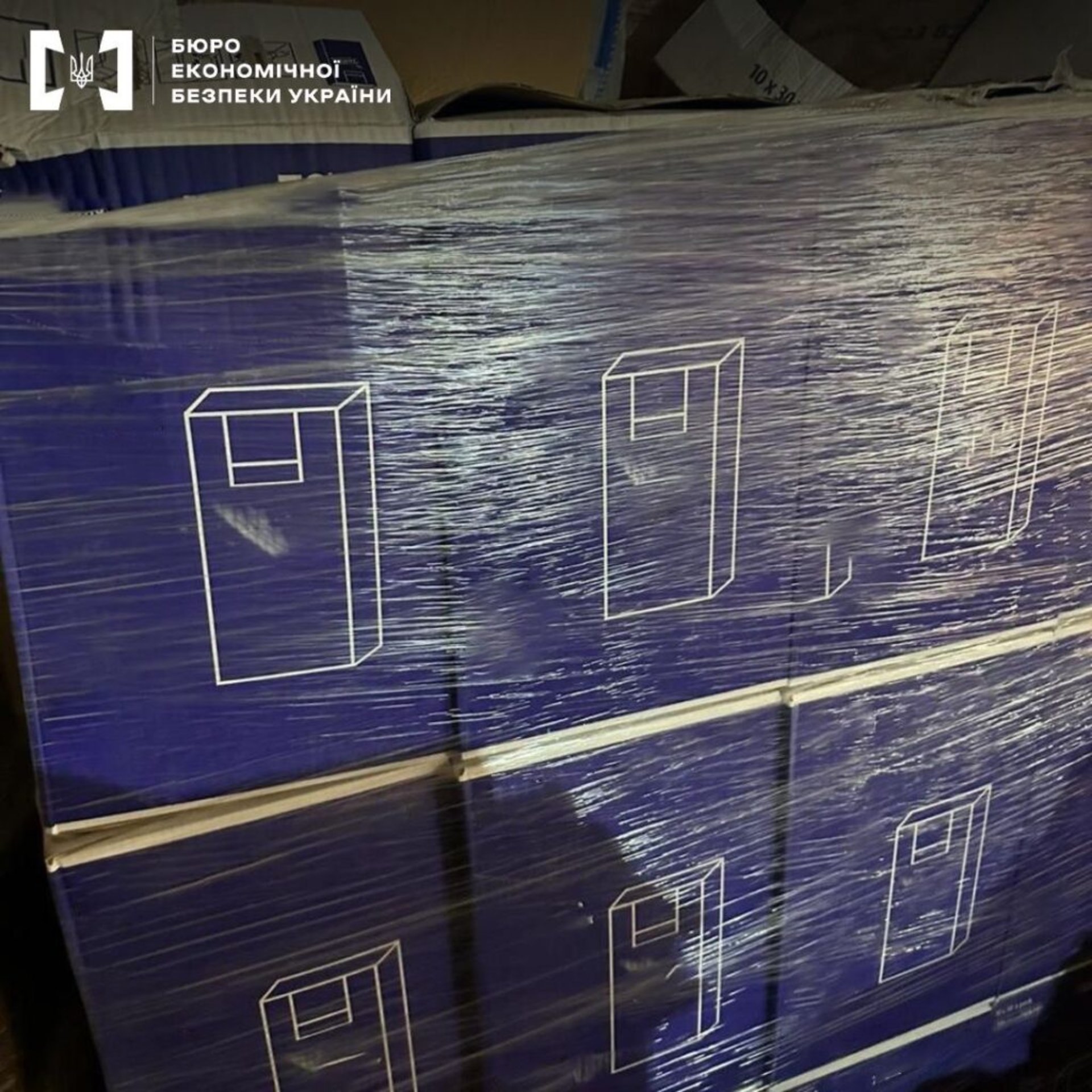 На Львівщині виявили склад гуманітарних товарів невідомого походження
