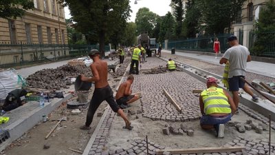 У Львові на Пекарській почали викладати бруківку (ФОТО)