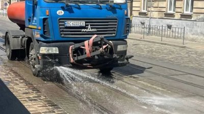 У Львові вулиці поливають водою (ФОТО)