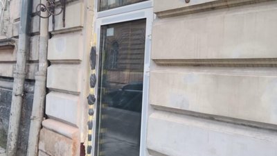 У центрі Львова знищили старі деревʼяні двері (ФОТО)