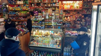 У Львові чоловік у магазині погрожував зброєю