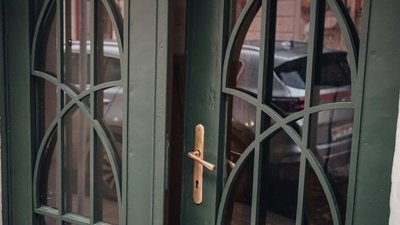 У центрі Львова відреставрували історичну металеву браму