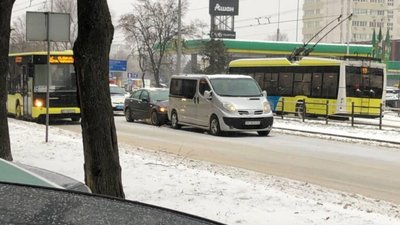 У Львові легковик не розминувся із мікроавтобусом (ФОТО)