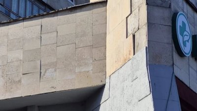 У Львові із будинку відстає фасадна плитка