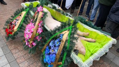 Під Верховну Раду принесли свиню в труні (ФОТО, ВІДЕО)