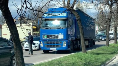 У Львові вантажівка не розминулась із автомобілем (ФОТО)