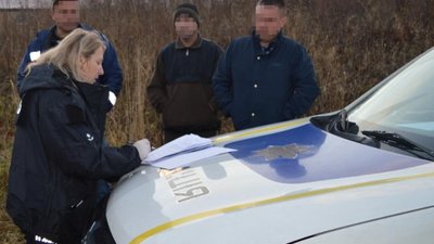 Біля Львова водій розбив два поліцейські автомобілі (ФОТО)