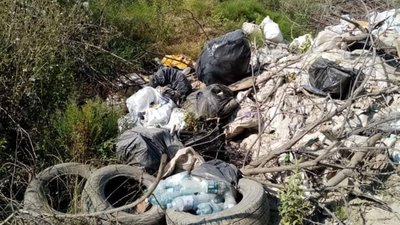 У Львові територію біля озера перетворили на сміттєзвалище (ФОТО)