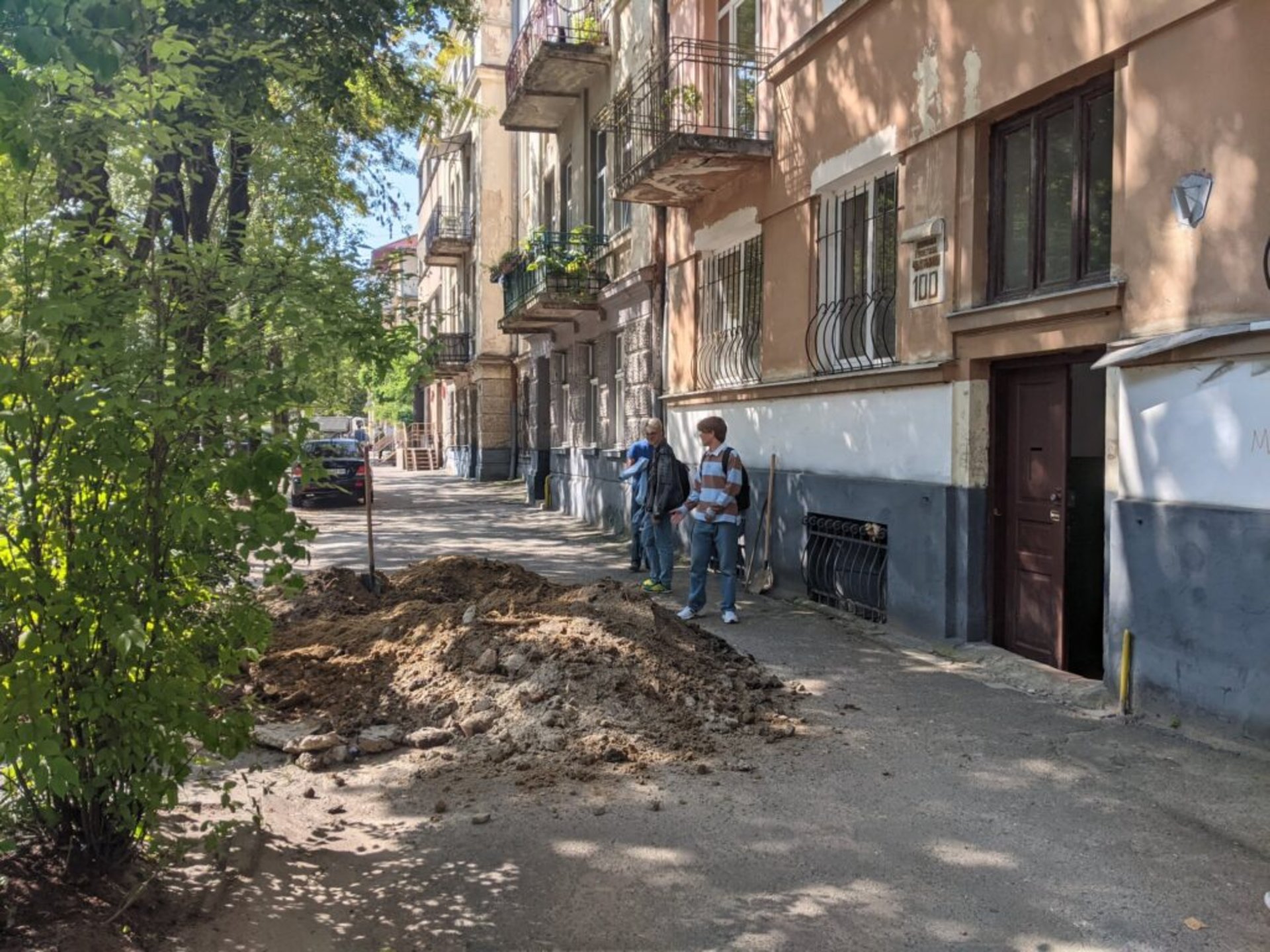 У Львові на тротуарі вирили яму, фото ГЛМЛ